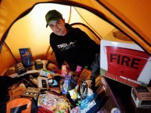 Англієць поселився в наметі в очікуванні iPhone 5 Англієць поселився в наметі в очікуванні iPhone 5