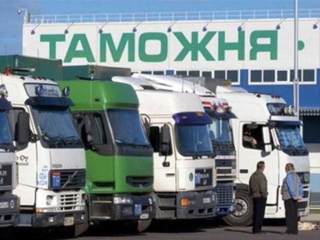 Російські митники почали пропускати вантажівки з України