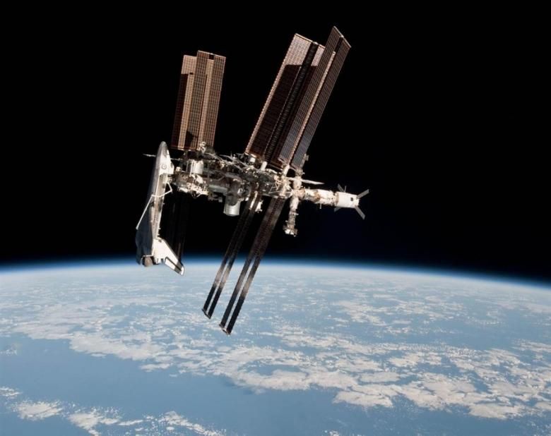 Месяц в космосе Месяц в космосе