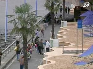 Посреди столицы Франции появился пляжный "курорт" Посреди столицы Франции появился пляжный "курорт"