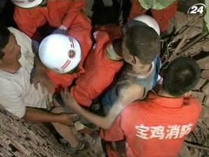 Китайский подросток 10 часов провел в ловушке между двумя стенами