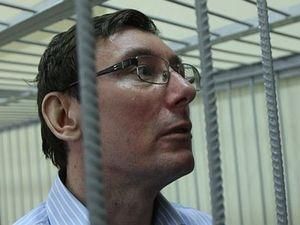 Луценко прописався у свого водія, щоб утекти від суду