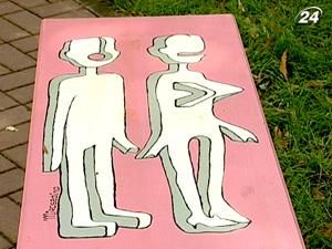 Сквер в центре столицы украсили авторские скамейки Сквер в центре столицы украсили авторские скамейки