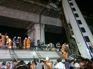 Китай: Авария на железной дороге унесла более 30 жизней Китай: Авария на железной дороге унесла более 30 жизней