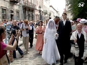 Во Львове евреи играли свадьбу