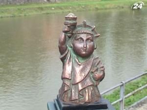 На Ужі поставили гумористичний маяк На Ужі поставили гумористичний маяк