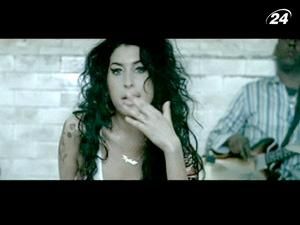 Количество продаж альбомов покойной Эми Уайнхаус выросло в 37 раз Количество продаж альбомов покойной Эми Уайнхаус выросло в 37 раз