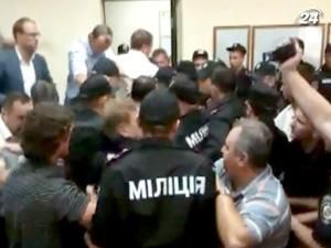 Потасовкой завершилось заседание суда по делу Тимошенко Потасовкой завершилось заседание суда по делу Тимошенко