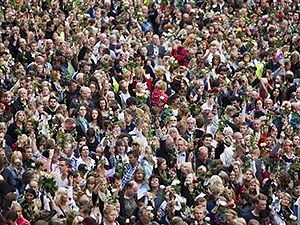 В Осло почтили память жертв двойного теракта В Осло почтили память жертв двойного теракта