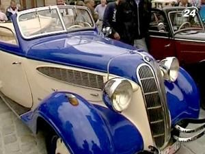 У Вроцлаві відбувся фестиваль ретро-автомобілів У Вроцлаві відбувся фестиваль ретро-автомобілів