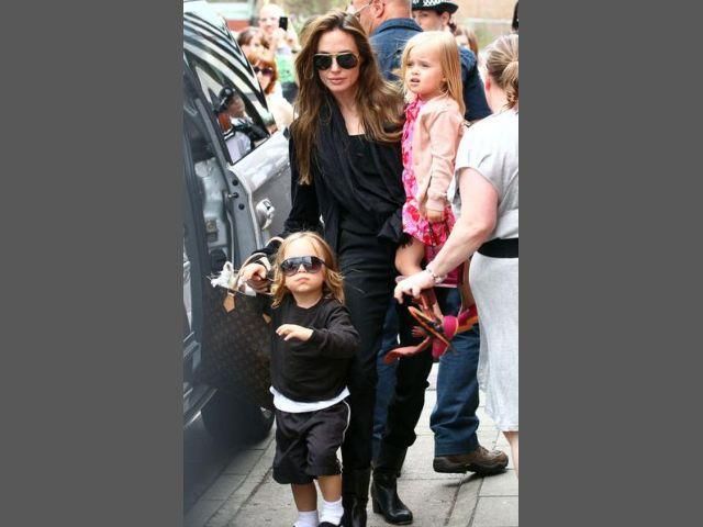Анджелина Джоли на прогулке с детьми
