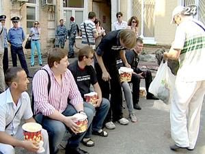 Під Печерський суд прийшли з попкорном, портретами та піснями Під Печерський суд прийшли з попкорном, портретами та піснями