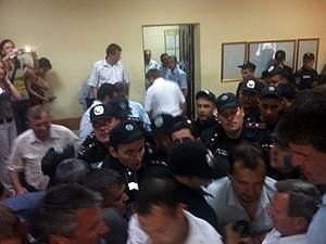 Нардепы от БЮТ вызвали милицию и требуют зафиксировать факт насилия в суде Нардепы от БЮТ вызвали милицию и требуют зафиксировать факт насилия в суде