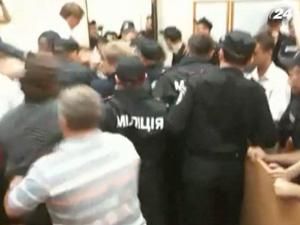 Представники "Грифону" виштовхали з зали суду депутатів Представники "Грифону" виштовхали з зали суду депутатів