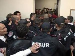 "Батькивщина": Нардеп от БЮТ в Печерском суде получил черепно-мозговую травму "Батькивщина": Нардеп от БЮТ в Печерском суде получил черепно-мозговую травму