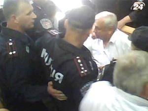 У судовій залі знову зіштовхнулись "грифонці" та депутати-бютівці У судовій залі знову зіштовхнулись "грифонці" та депутати-бютівці
