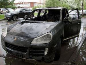 В Киеве на Оболони сожгли "Porsche Cayenne"