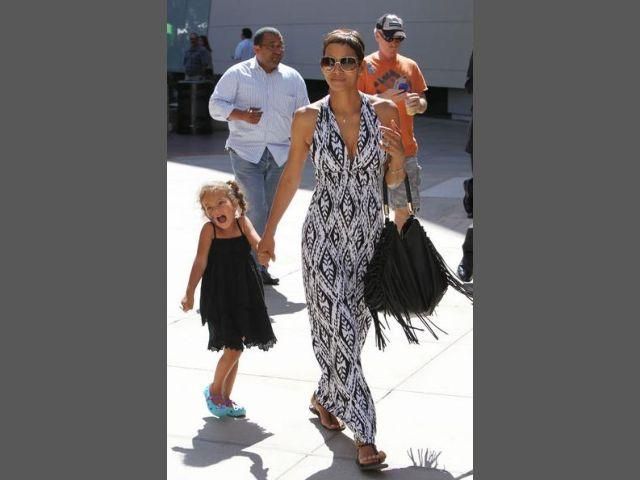 Холлі Беррі на прогулянці з донькою в Лос-Анджелесі