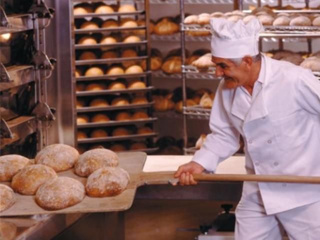 Азаров пообещал не повышать цены на хлеб до июля 2012 года