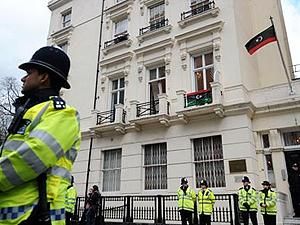 Великобританія висилає лівійських дипломатів Великобританія висилає лівійських дипломатів