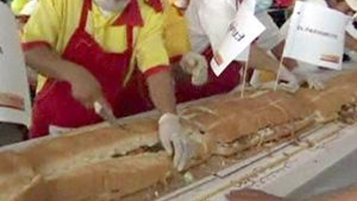Мексиканцы сделали бутерброд длиной 50 м и весом 650 кг Мексиканцы сделали бутерброд длиной 50 м и весом 650 кг