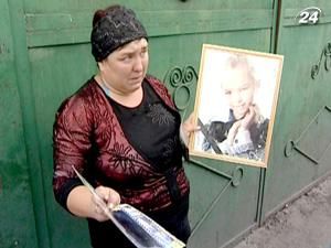 На березі річки на двох дівчаток наїхав позашляховик На березі річки на двох дівчаток наїхав позашляховик