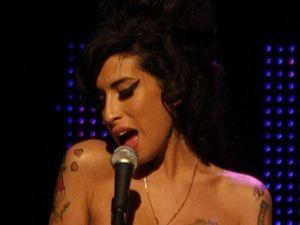 Певица Эми Уайнхаус вернулась в чарты