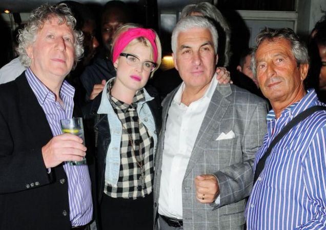 Друзі та сім’я Емі Вайнхаус нарешті усміхнулися Друзі та сім’я Емі Вайнхаус нарешті усміхнулися