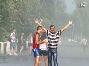 Дніпропетровськ: пожежники поливають перехожих у спеку прохолодною водою Дніпропетровськ: пожежники поливають перехожих у спеку прохолодною водою