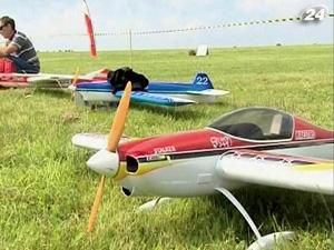 Ентузіасти авіамоделізму злетілися на змагання до Польщі Ентузіасти авіамоделізму злетілися на змагання до Польщі