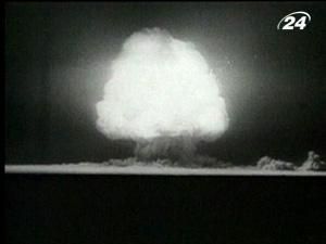 Первыми ядерную бомбу испытали американцы Первыми ядерную бомбу испытали американцы