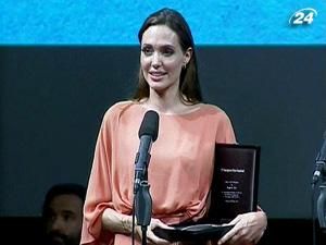 Анджеліна Джолі отримала нагороду "The Heart of Sarajevo" Анджеліна Джолі отримала нагороду "The Heart of Sarajevo"