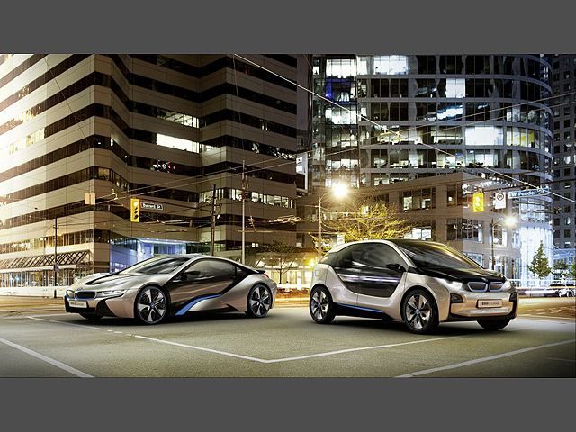 Появились фотографии электромобиля и гибридного концепткара от BMW