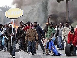 Італія: Іммігранти підпалили сміттєві баки, шини і закидали поліцію камінням Італія: Іммігранти підпалили сміттєві баки, шини і закидали поліцію камінням