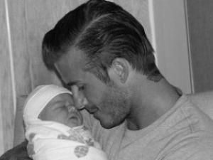 Подружжя Бекхем новонародженій донечці відлили в золоті ногу і руки Подружжя Бекхем новонародженій донечці відлили в золоті ногу і руки