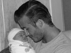 Супруги Бекхэм новорожденной дочурке отлили в золоте ногу и руки