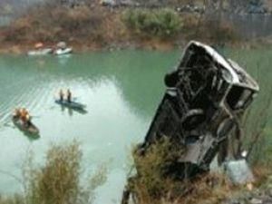 В центрі Індії при падінні автобуса в річку загинуло близько 30 осіб 