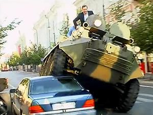 У Вільнюсі мер міста на танку навмисно протаранив неправильно припаркований автомобіль (ВІДЕО)