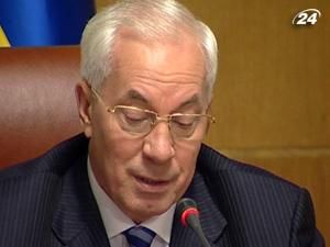 Азаров порадив селянам не знижувати ціну на цукор Азаров порадив селянам не знижувати ціну на цукор