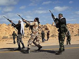 Войска Каддафи заставили повстанцев отступить