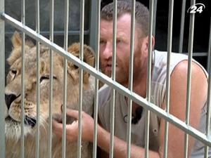 Запорожье: мужчина на 35 дней закрылся в клетке со львом