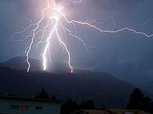 Итальянец развеял прах брата над Альпами и погиб от удара молнии Итальянец развеял прах брата над Альпами и погиб от удара молнии