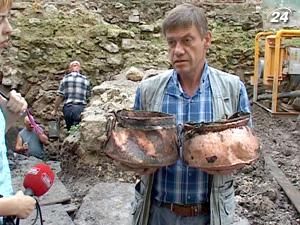 Львовские археологи наткнулись на котелки, которым по полтысячи лет