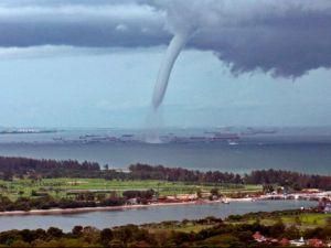 К Японии приближается мощный тайфун К Японии приближается мощный тайфун