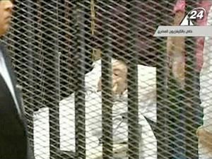 Хосни Мубарака принесли в суд на носилках