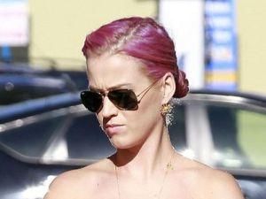 Кэти Перри примеряла розовый цвет для волос