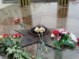 П'яні хулігани "по приколу" загасили пивом "Вічний вогонь" П'яні хулігани "по приколу" загасили пивом "Вічний вогонь"