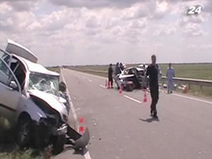 У Криму внаслідок зіткнення "Шевроле" та "Опеля" загинуло дві людини У Криму внаслідок зіткнення "Шевроле" та "Опеля" загинуло дві людини