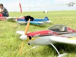 Понад 300 ентузіастів взяли участь у змаганнях з авіамоделювання Понад 300 ентузіастів взяли участь у змаганнях з авіамоделювання
