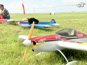 Более 300 энтузиастов приняли участие в соревнованиях по авиамоделированию